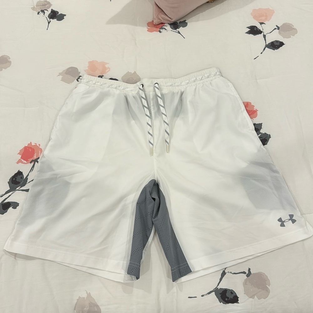 Under Armour Men’s loose fit athletic shorts in size XL
